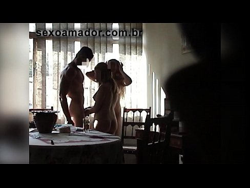 ❤️ Inimbitahan ng mga sex friends ang isang higanteng lalaki at isang threesome kasama niya ️ Porno sa amin ️❤